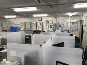 手作りパーテーションで感染予防 関東配送センター 株式会社シーエックスカーゴ 安全 安心のcoopブランドをお届けする物流会社