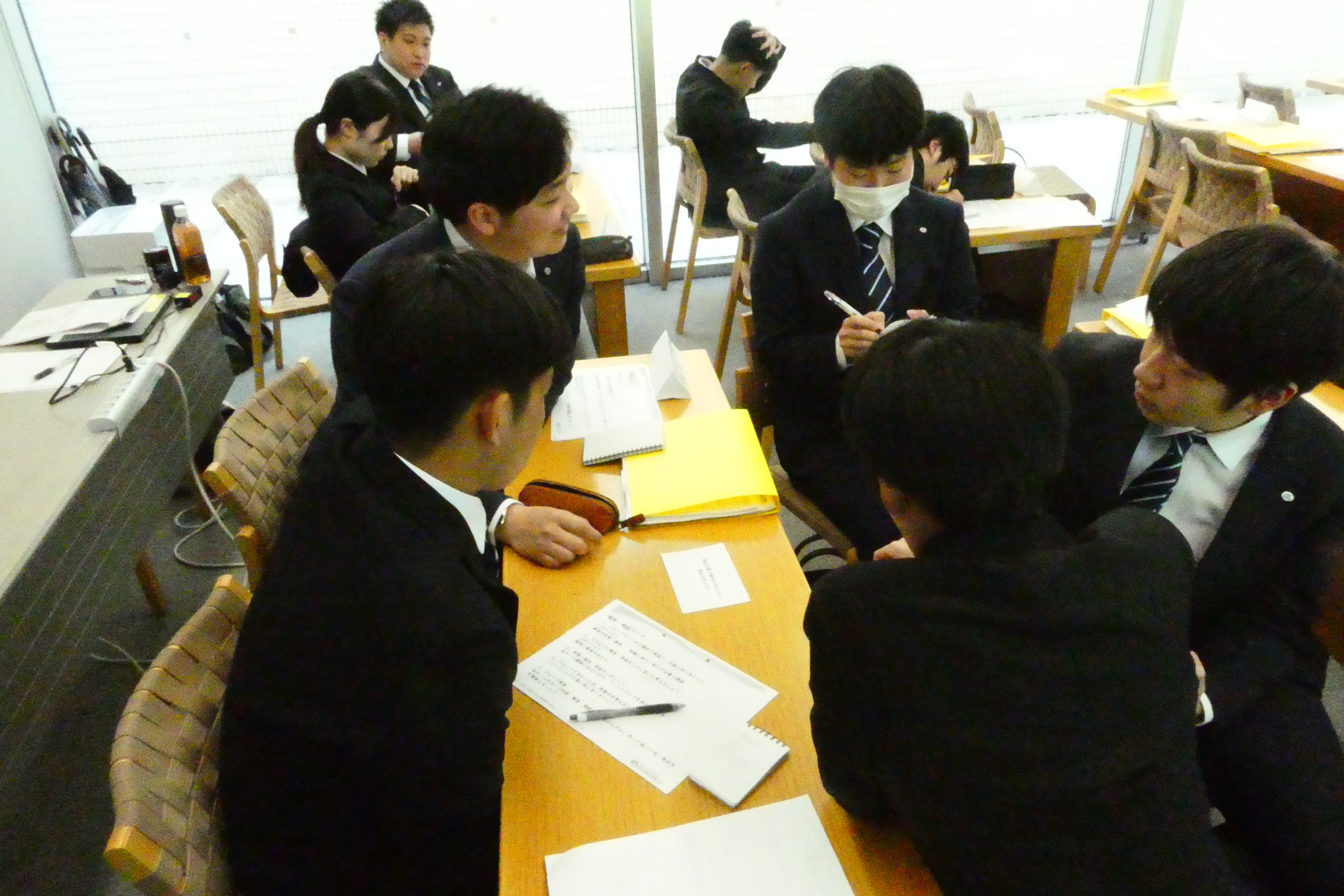 みんなで話し合いながらまとめる